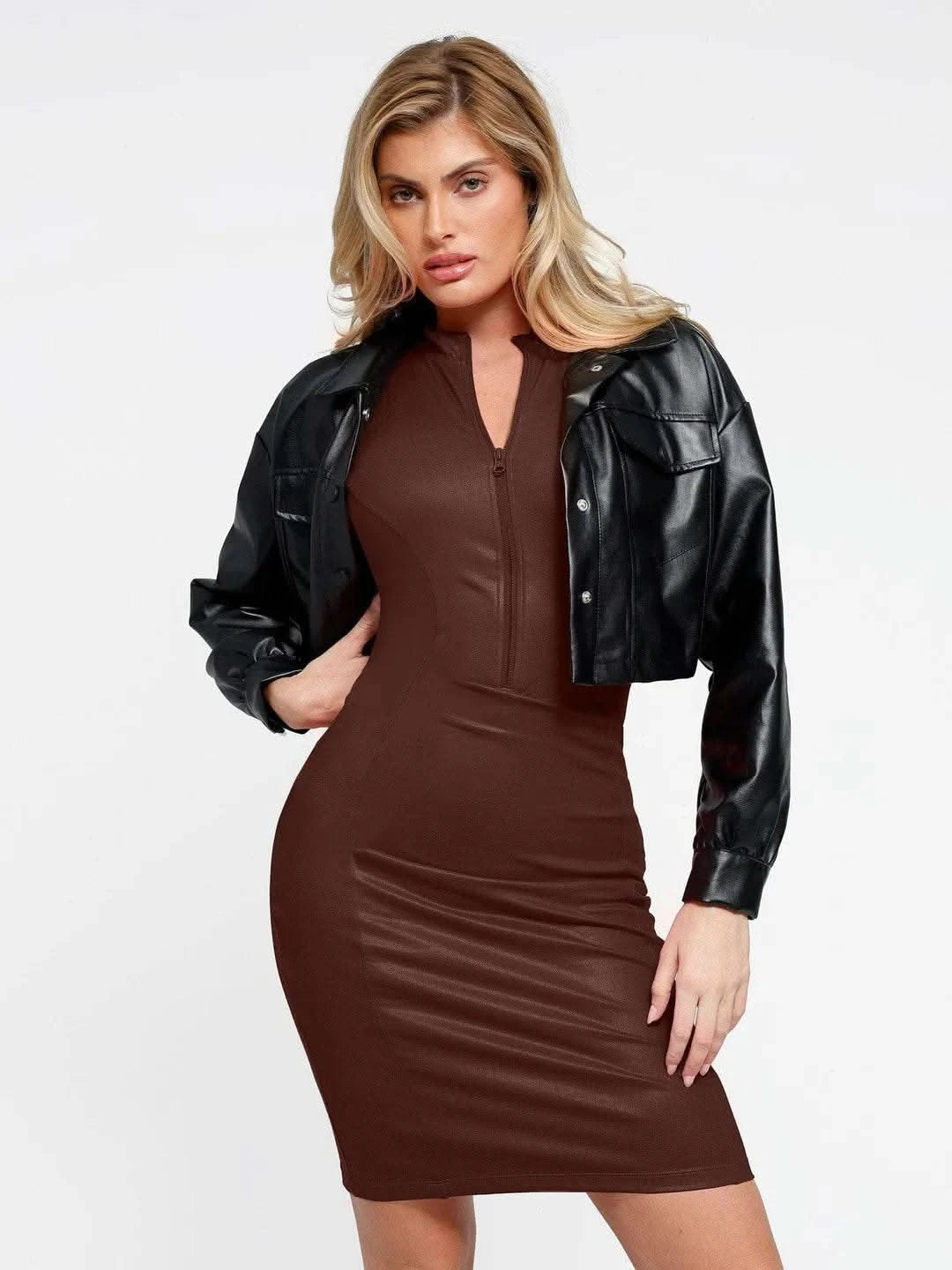 Robe mi-longue en similicuir sculptante avec fermeture éclair devant - Lysmera